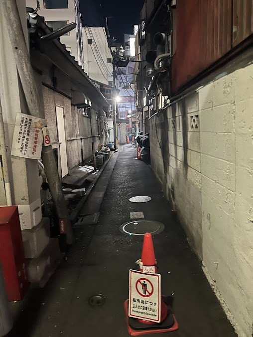 吉田屋ビルまでの路地